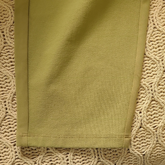 Athleta Headlands Hybrid Cargo Tight in Olive Green - Size 24 - Picture 5 of 12